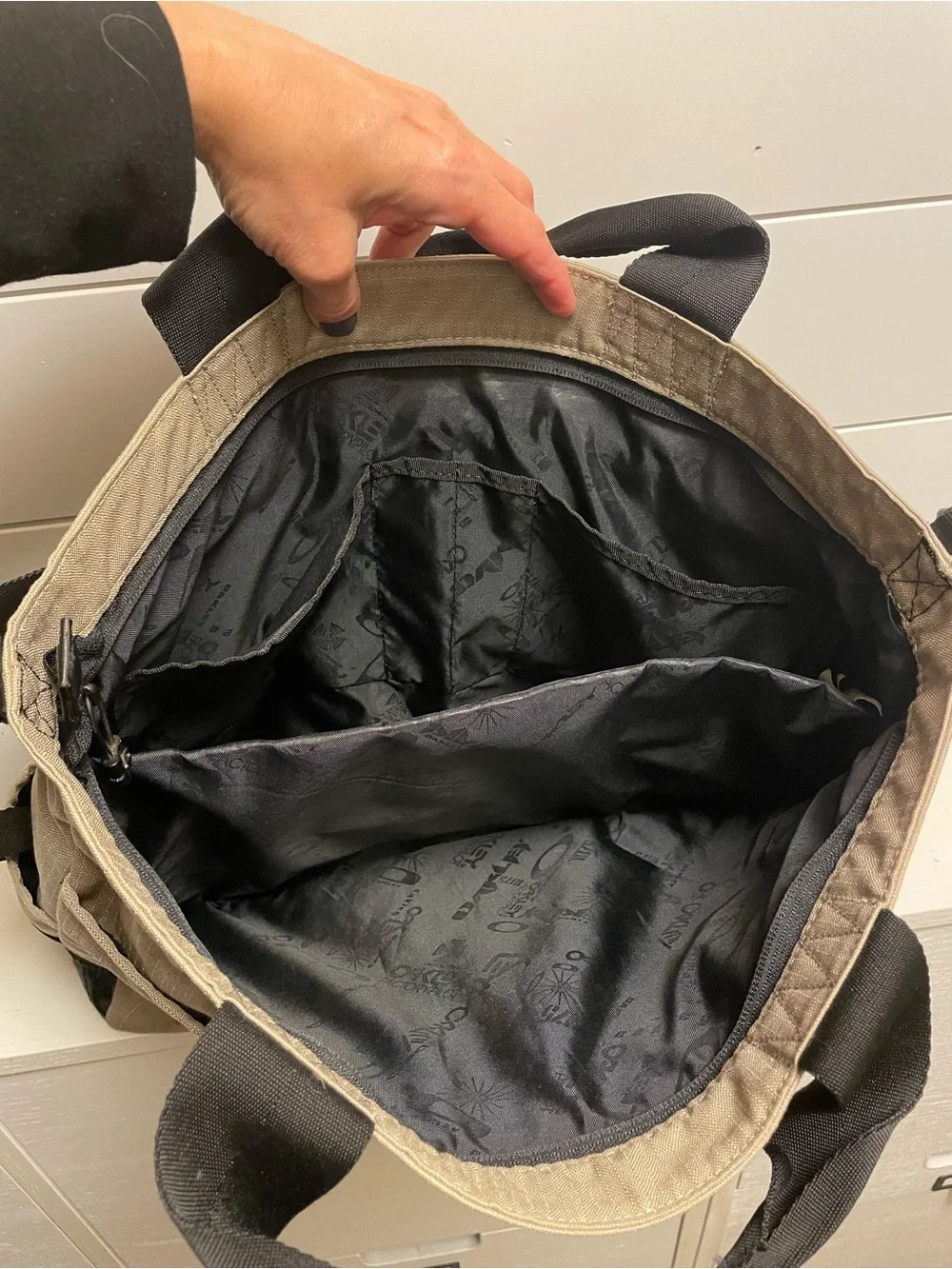 Oakley spacious messenger